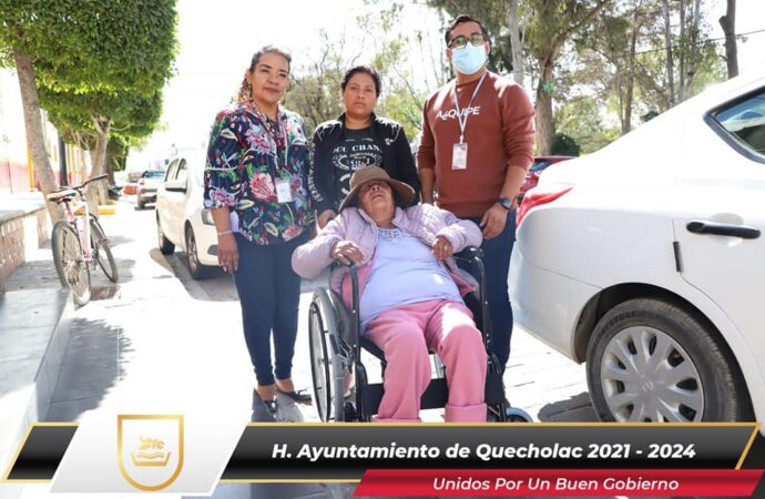 Entregan una silla de Ruedas a través de DIF Quecholac