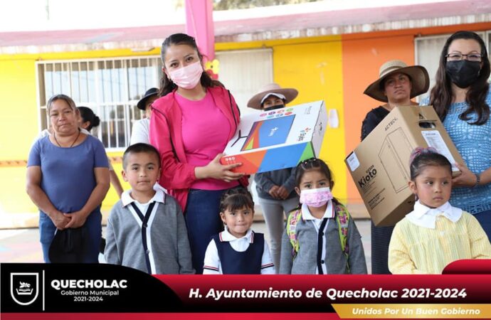 Entregan Equipo de Computo en Jardín de niños Esperanza Iris