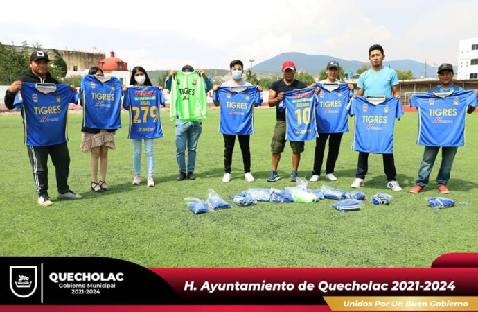 Entregan Kits Deportivos para Equipo de Futbol de Tuzuapan.