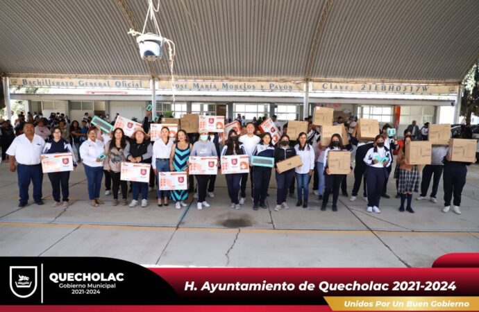 Recibe equipos de Computo Bachillerato de Palmarito Tochapan