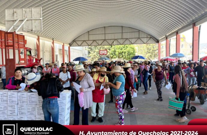 Llevan a cabo entrega de despensas en Quecholac