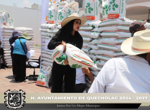 Brindan Apoyo a Agricultores de Quecholac, por afectaciones en el campo.