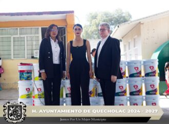 Brindan apoyo de Pintura en la Primaria José María Morelos de San Bartolomé Coscomaya.