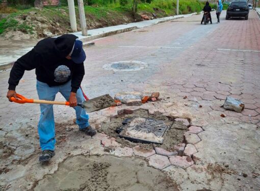 Dan mantenimiento a la red de Agua potable y drenaje en todo el Municipio de Quecholac