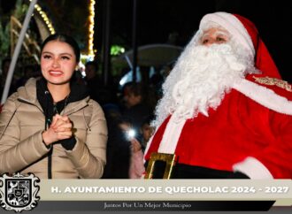 Realizan encendido del Árbol Navideño en San Bartolomé Coscomaya.