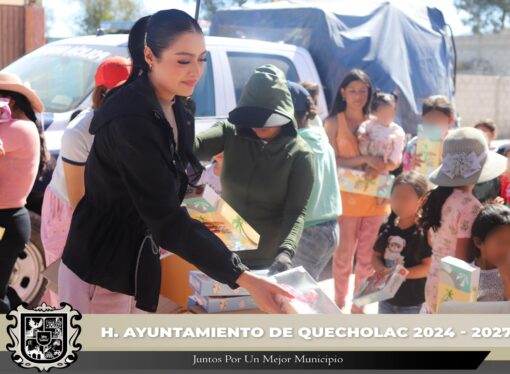 Entregan juguetes en San Cayetano