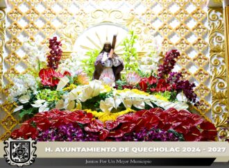Realizan el adorno floral en honor a Jesús de las maravillas en Palmarito Tochapan.