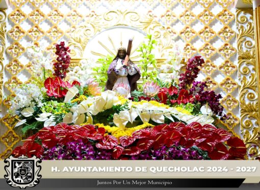 Realizan el adorno floral en honor a Jesús de las maravillas en Palmarito Tochapan.