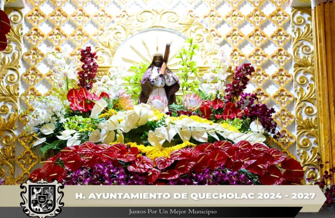 Realizan el adorno floral en honor a Jesús de las maravillas en Palmarito Tochapan.