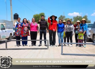 Realizan entrega de barreras vehiculares en las Primarias de Palmarito Tochapan.