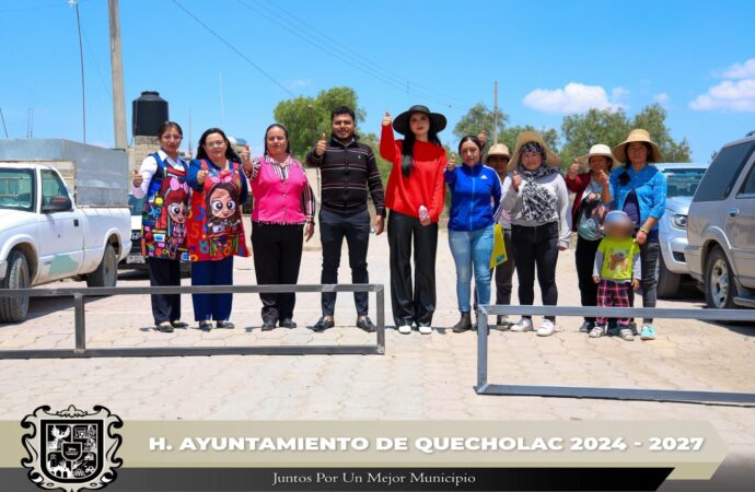 Realizan entrega de barreras vehiculares en las Primarias de Palmarito Tochapan.