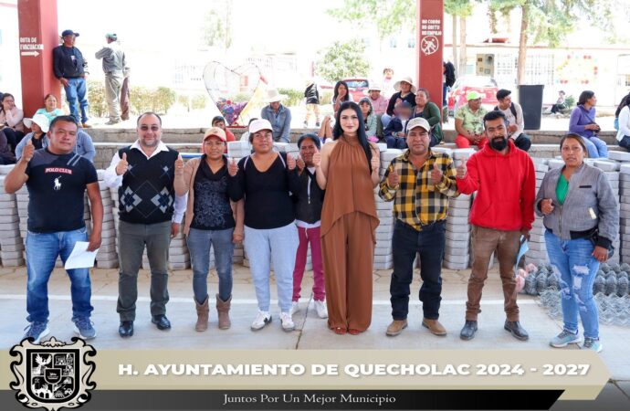 Entregan material en la Secundaria Emiliano Zapata en Villanueva.