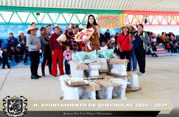 Hacen entrega de juegos de baños en el Jardín de niños Escudo Nacional.