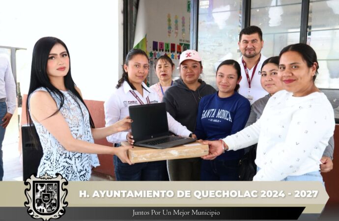 Realizan la entrega de tecnología en el CAIC San José DIF