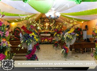 Brindan el adorno floral en la Capilla del Barrio de las cruces.