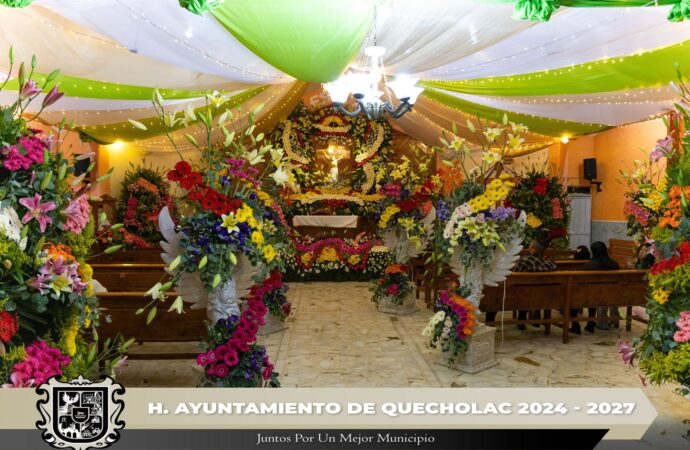 Brindan el adorno floral en la Capilla del Barrio de las cruces.