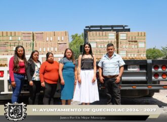 Realizan la entrega de loseta para la primaria de la Compañia de Jesús.