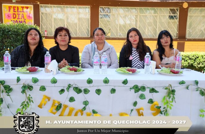 Acuden al festival del día de las madres en Colonia Francisco I Madero.