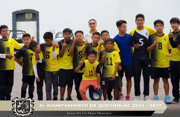 Alcaldesa de Quecholac se reune con alumnos de la escuela 5 de mayo.