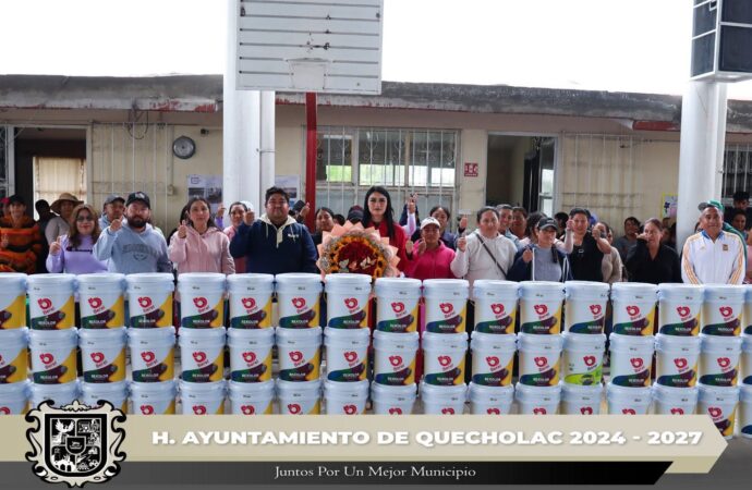 Entregan Apoyo de Pintura a la Comunidad Estudiantil de San José Tuzuapan.