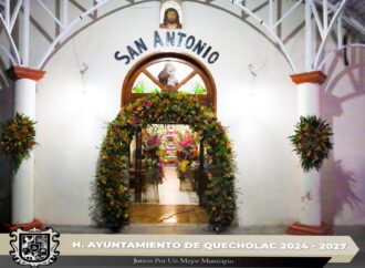 Realizan arreglo floral en la Capilla del Barrio de San Antonio.