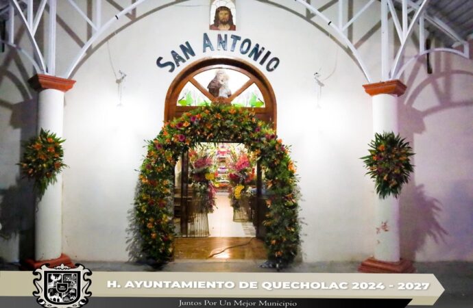 Realizan arreglo floral en la Capilla del Barrio de San Antonio.