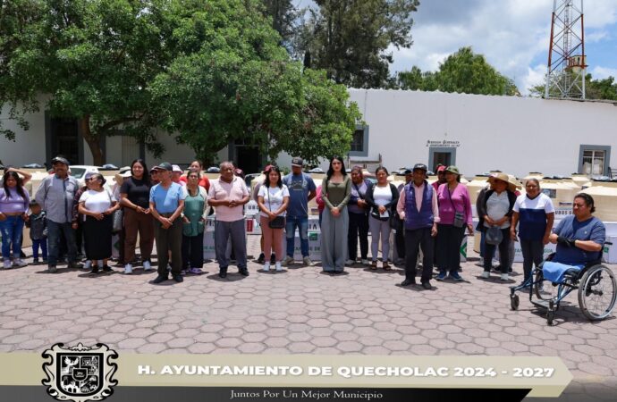 La Presidenta Municipal, María Guadalupe Martínez Gerardo realiza entrega de apoyos del programa “Codo a Codo en Quecholac”.