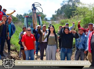 Rehabilitan caminos, calles y brechas afectadas por fuertes lluvias en el municipio de Quecholac.