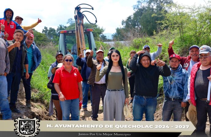 Rehabilitan caminos, calles y brechas afectadas por fuertes lluvias en el municipio de Quecholac.