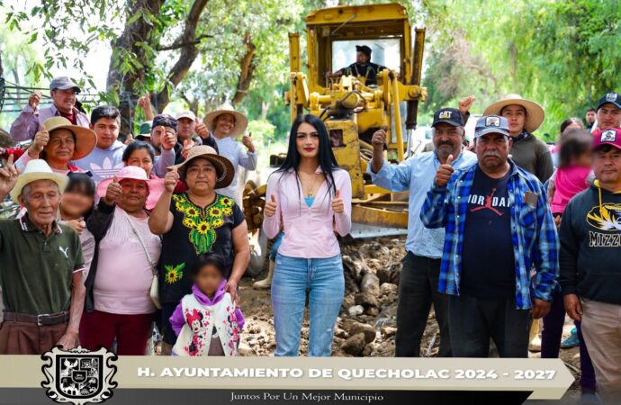 La Presidenta María Guadalupe Martínez Gerardo realizó el mantenimiento de caminos en la zona del ejido de Palmarito.