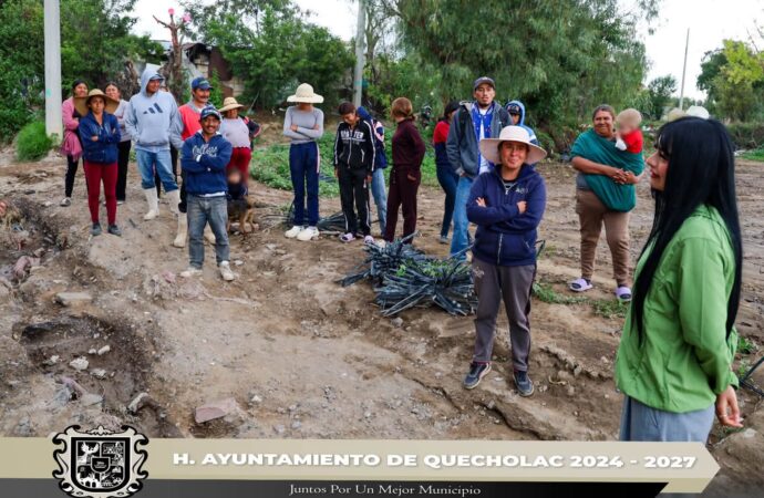Se rehabilitaron caminos dañados en Palmarito Tochapan.