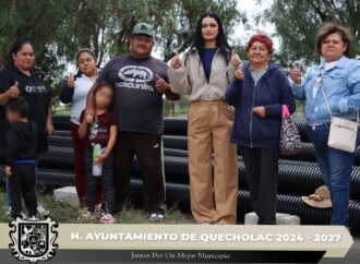 Beneficiaron a vecinos de San Juan, Palmarito Tochapan, con la entrega de tubos para drenaje.