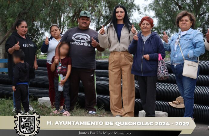 Beneficiaron a vecinos de San Juan, Palmarito Tochapan, con la entrega de tubos para drenaje.
